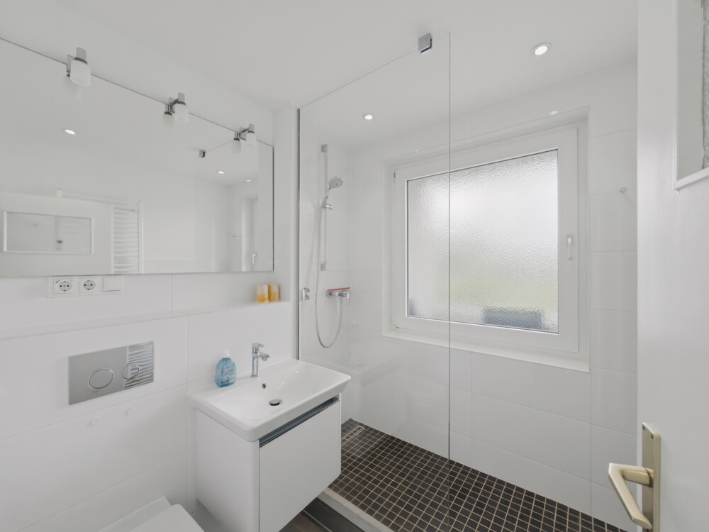 Badezimmer mit großer Dusche