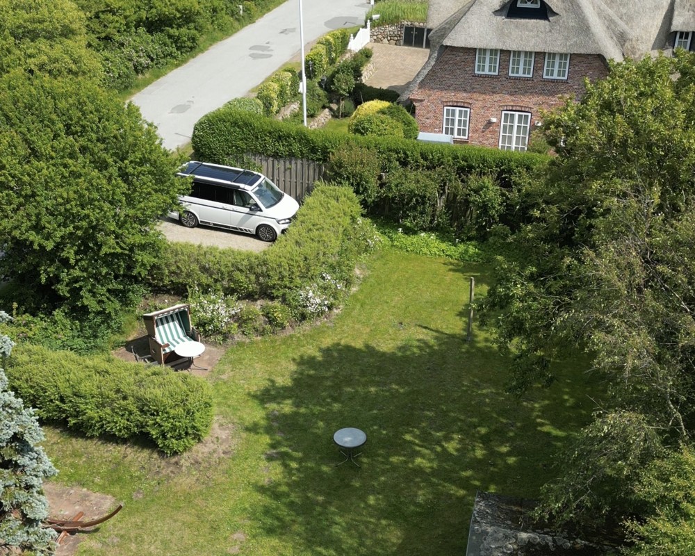 Provisionsfrei: Exklusives Neubau-Einzelhaus mit Ferienvermietungsgenehmigung - Luftaufnahme Garten