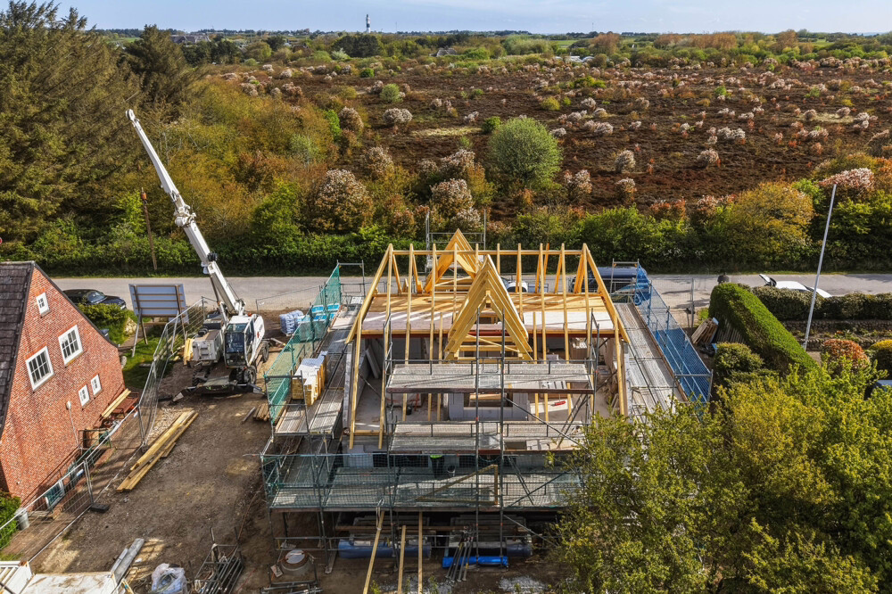 Provisionsfrei: Exklusives Neubau-Einzelhaus mit Ferienvermietungsgenehmigung - Aktueller Baufortschritt (links Altbestand)