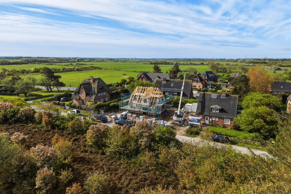 Provisionsfrei: Exklusives Neubau-Einzelhaus mit Ferienvermietungsgenehmigung - Aktueller Baufortschritt (rechts Altbestand)