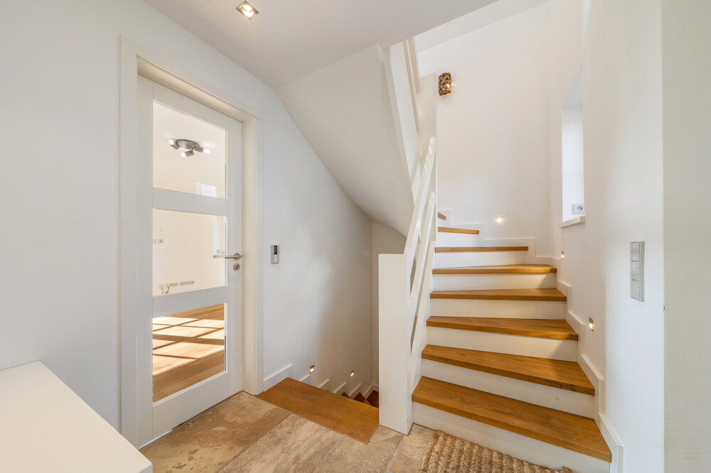 Klein wohnen, groß leben – Einzelhaus mit großzügigem Garten für Gewerbetreibende & Freiberufler - Flur