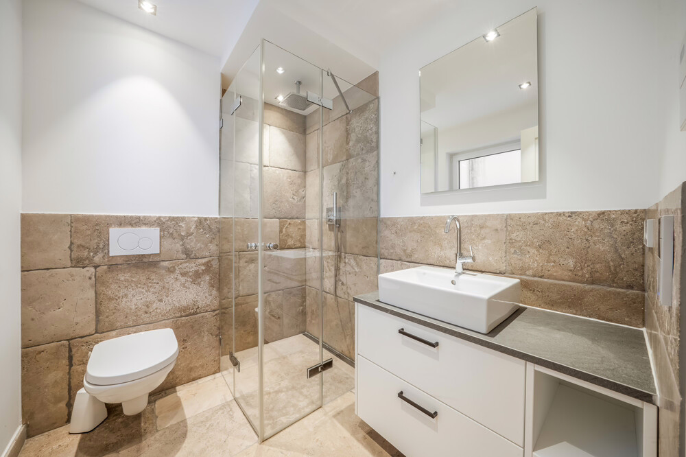 Klein wohnen, groß leben – Einzelhaus mit großzügigem Garten für Gewerbetreibende & Freiberufler - Badezimmer