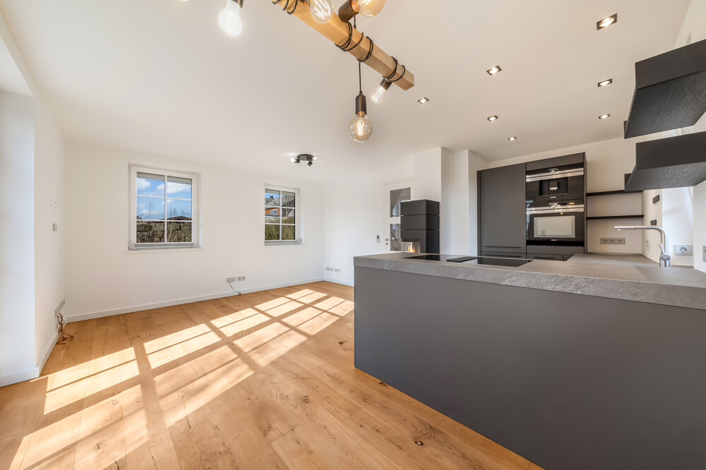 Klein wohnen, groß leben – Einzelhaus mit großzügigem Garten für Gewerbetreibende & Freiberufler - Wohnzimmer