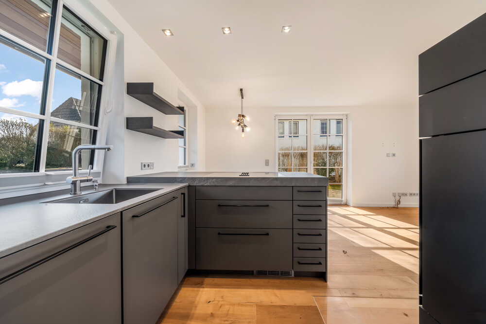 Klein wohnen, groß leben – Einzelhaus mit großzügigem Garten für Gewerbetreibende & Freiberufler - Küche im Wohnbereich