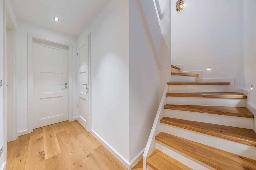 Klein wohnen, groß leben – Einzelhaus mit großzügigem Garten für Gewerbetreibende & Freiberufler - Flur Souterrain