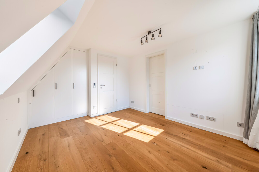 Klein wohnen, groß leben – Einzelhaus mit großzügigem Garten für Gewerbetreibende & Freiberufler - Zimmer OG