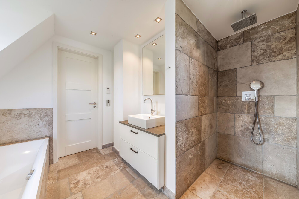 Klein wohnen, groß leben – Einzelhaus mit großzügigem Garten für Gewerbetreibende & Freiberufler - Badezimmer