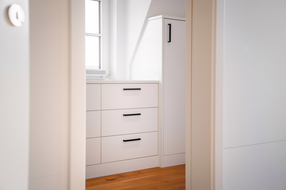 Klein wohnen, groß leben – Einzelhaus mit großzügigem Garten für Gewerbetreibende & Freiberufler - Blick ins Ankleidezimmer