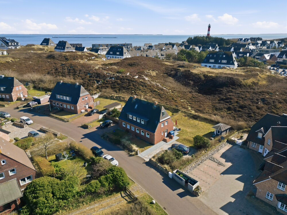 Hörnumer Rarität - Rotklinker Doppelhaushälfte mit Blick auf die Dünen - Luftaufnahme