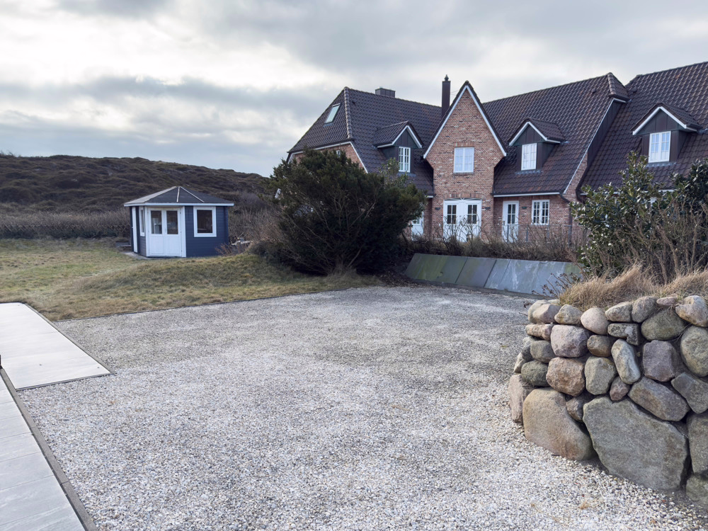 Hörnumer Rarität - Rotklinker Doppelhaushälfte mit Blick auf die Dünen - Parkplätze