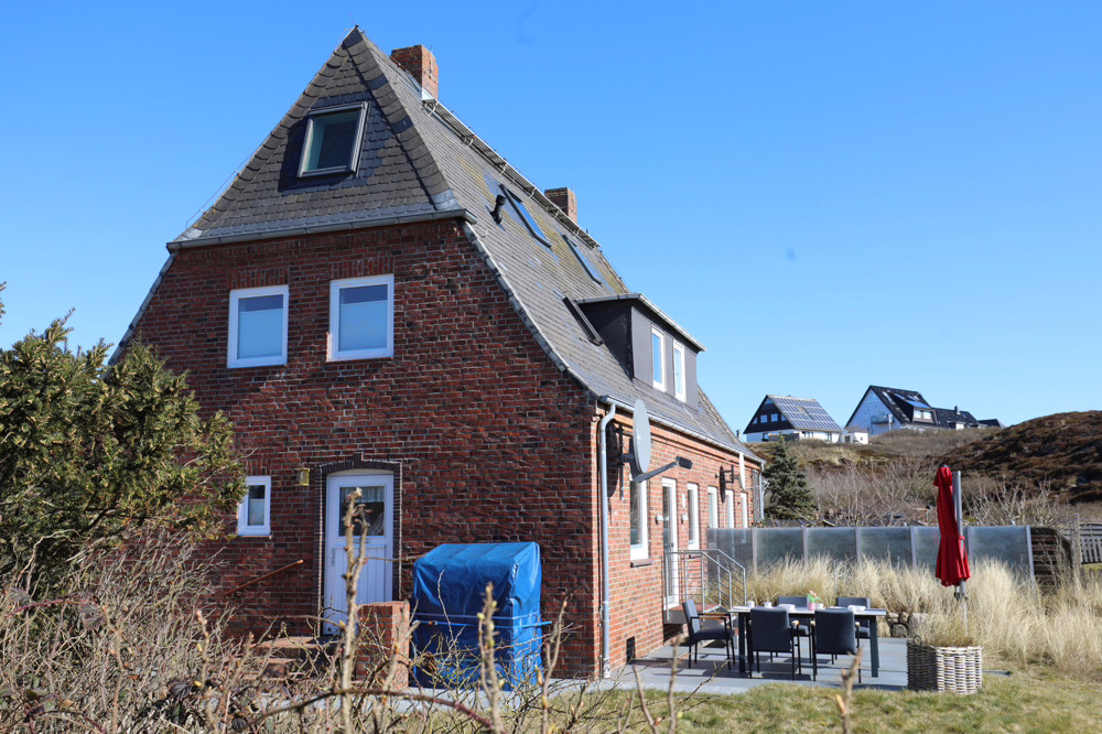 Hörnumer Rarität - Rotklinker Doppelhaushälfte mit Blick auf die Dünen - Haus Ansicht, Westseite