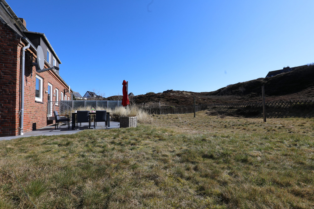 Hörnumer Rarität - Rotklinker Doppelhaushälfte mit Blick auf die Dünen - Garten