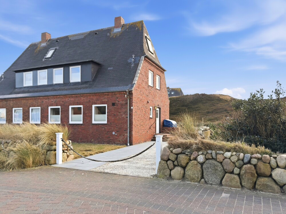 Hörnumer Rarität - Rotklinker Doppelhaushälfte mit Blick auf die Dünen - Außenaufnahme